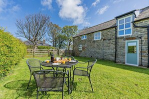 Outdoor dining - 2 Bed in Port Mulgrave (oc-t29066) (Port Mulgrave)