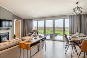 TV - 3 Bed in Blakeney (oc-c29160) (Blakeney)