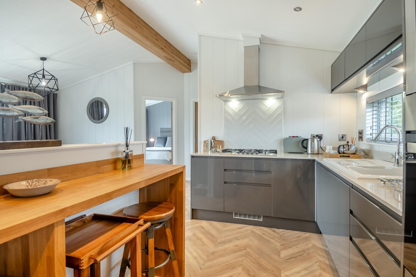 Four, lave-vaisselle, batterie de cuisine, vaisselle et ustensiles