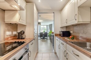 Oven, dishwasher, cookware/dishes/utensils - 3 Bed in Whitby (oc-f28862) (Whitby)