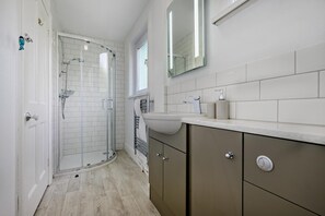 Towels - 3 Bed in Treknow (oc-h29194) (Treknow)
