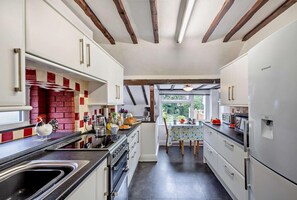 Oven, high chair, cookware/dishes/utensils - 2 Bed in Rhos On Sea (oc-n29197) (Rhos on Sea)