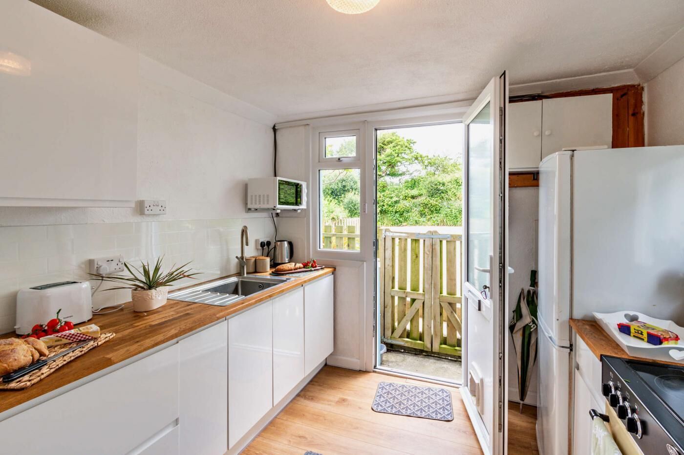 Oven, dishwasher, cookware/dishes/utensils