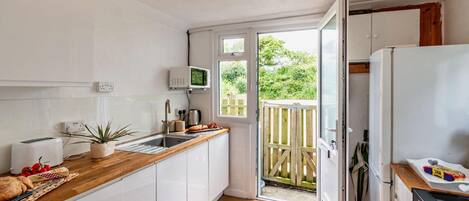 Oven, dishwasher, cookware/dishes/utensils