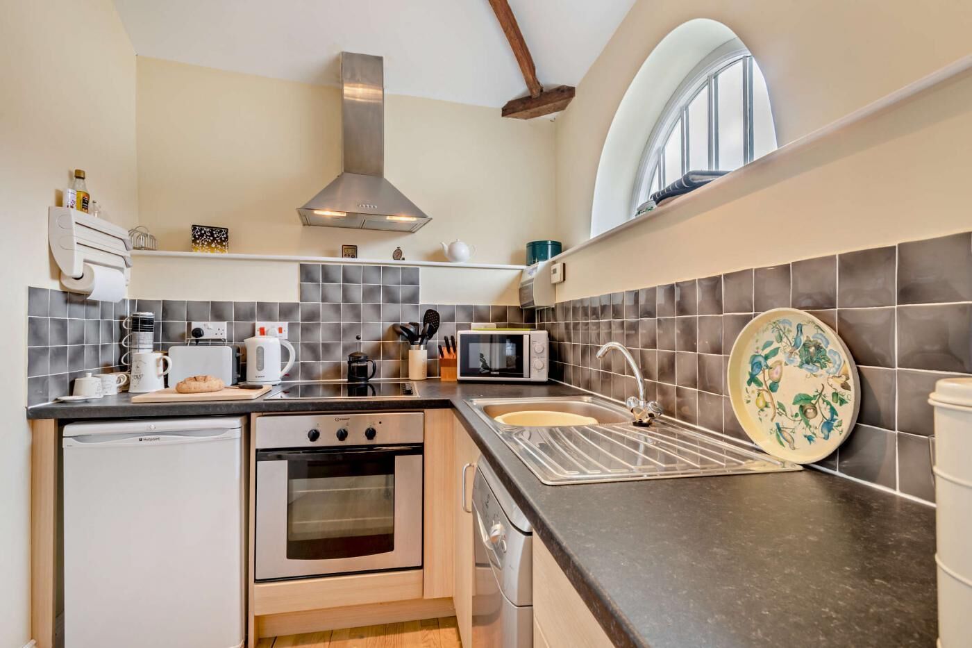 オーブン、食器洗い機、調理器具と食器