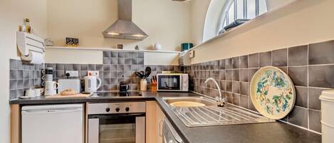 Horno, lavavajillas y utensilios de cocina