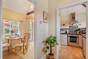 Oven, dishwasher, cookware/dishes/utensils - 1 Bed in Barton Turf (oc-s29126) (Neatishead)