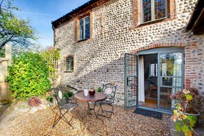 Outdoor dining - 3 Bed in Weybourne (oc-t29167) (Weybourne)