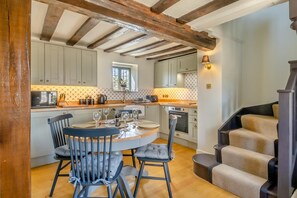 Oven, dishwasher, cookware/dishes/utensils - 3 Bed in Weybourne (oc-t29167) (Weybourne)