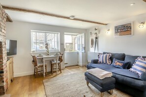 TV, fireplace - 1 Bed in Wells-next-the-Sea (oc-f29191) (Wells-next-the-Sea)