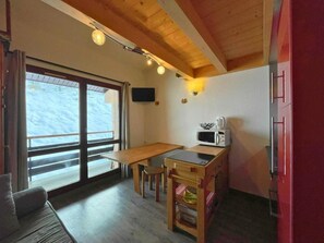 Interior - 3rd floor, balcony, tv, ski locker, 28m², Les Menuires (Les Menuires)