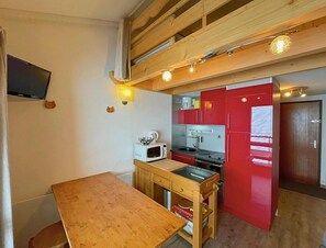 Kjøleskap, mikrobølgeovn, oppvaskmaskin og kaffetrakter/tekoker