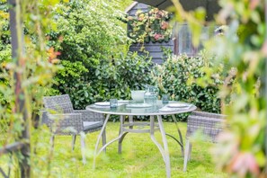 Outdoor dining - 1 Bed in Pluckley (oc-a29239) (Smarden)