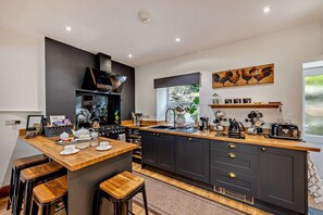 Oven, dishwasher, high chair, cookware/dishes/utensils - 5 Bed in Bontddu (oc-c29184) (Bontddu)