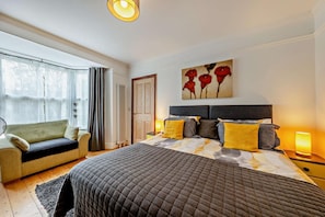 Travel crib, free WiFi, bed sheets