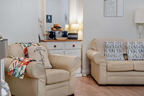 TV - 1 Bed in Tenby (oc-p29296) (Tenby)