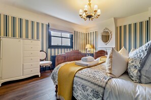 Cuna de viaje, wifi gratis y ropa de cama 