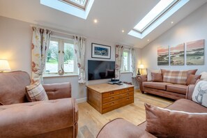 TV - 3 Bed in Freshwater East (oc-w29240) (Freshwater East)