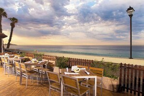 Outdoor dining - Cabo Beachfront condo for Holidays (Cabo San Lucas)