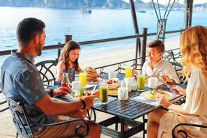 Outdoor dining - Cabo Beachfront condo for Holidays (Cabo San Lucas)