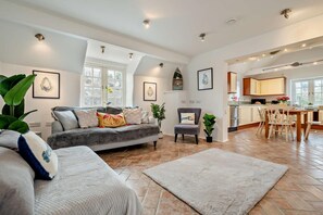 TV, fireplace - 9 Bed in St. Agnes (oc-port20) (Saint Agnes)