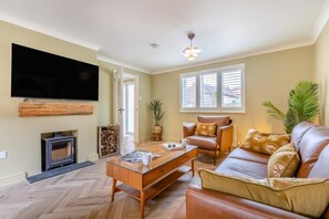 TV, fireplace - 2 Bed in Holt (oc-f29274) (Holt)