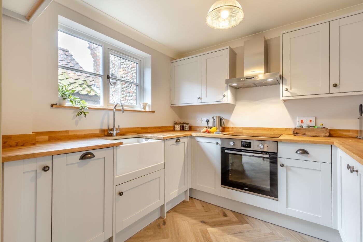 Oven, dishwasher, cookware/dishes/utensils