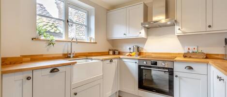 Oven, dishwasher, cookware/dishes/utensils