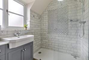Towels - 2 Bed in Holt (oc-f29274) (Holt)