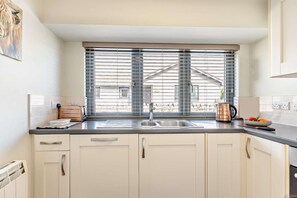 Microwave, oven, dishwasher, cookware/dishes/utensils