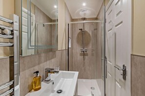 Towels - 3 Bed in Belford (oc-b29247) (Belford)