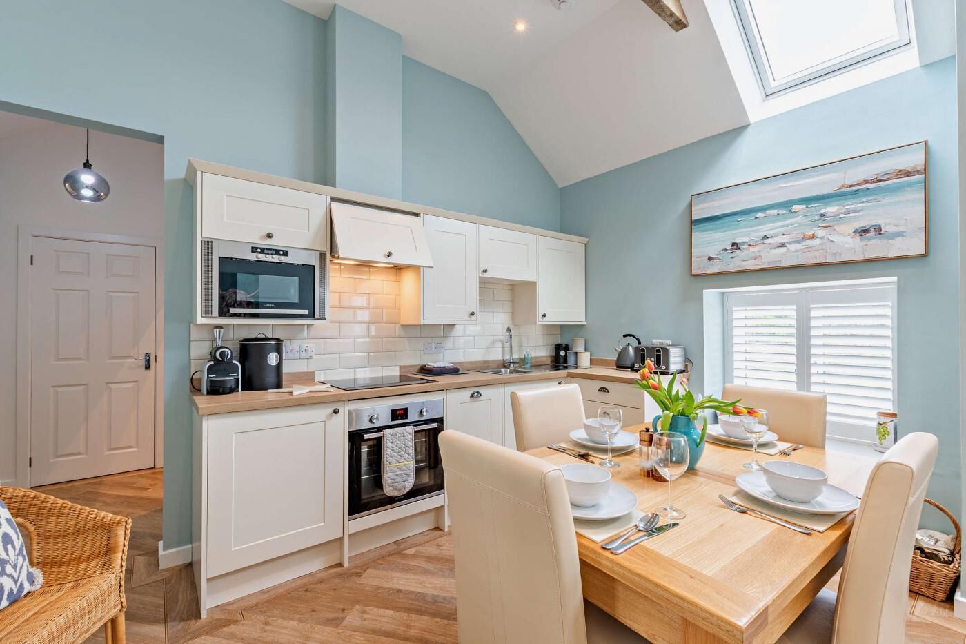 Mikrobølgeovn, ovn, oppvaskmaskin og kjøkkenutstyr