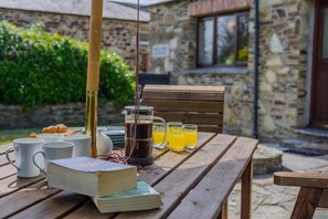 Outdoor dining - 3 Bed in St. Merryn (oc-m29320) (Treyarnon Bay)