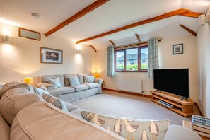 TV - 3 Bed in St. Merryn (oc-m29320) (Treyarnon Bay)