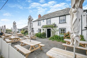 Outdoor dining - 3 Bed in St. Merryn (oc-m29320) (Treyarnon Bay)