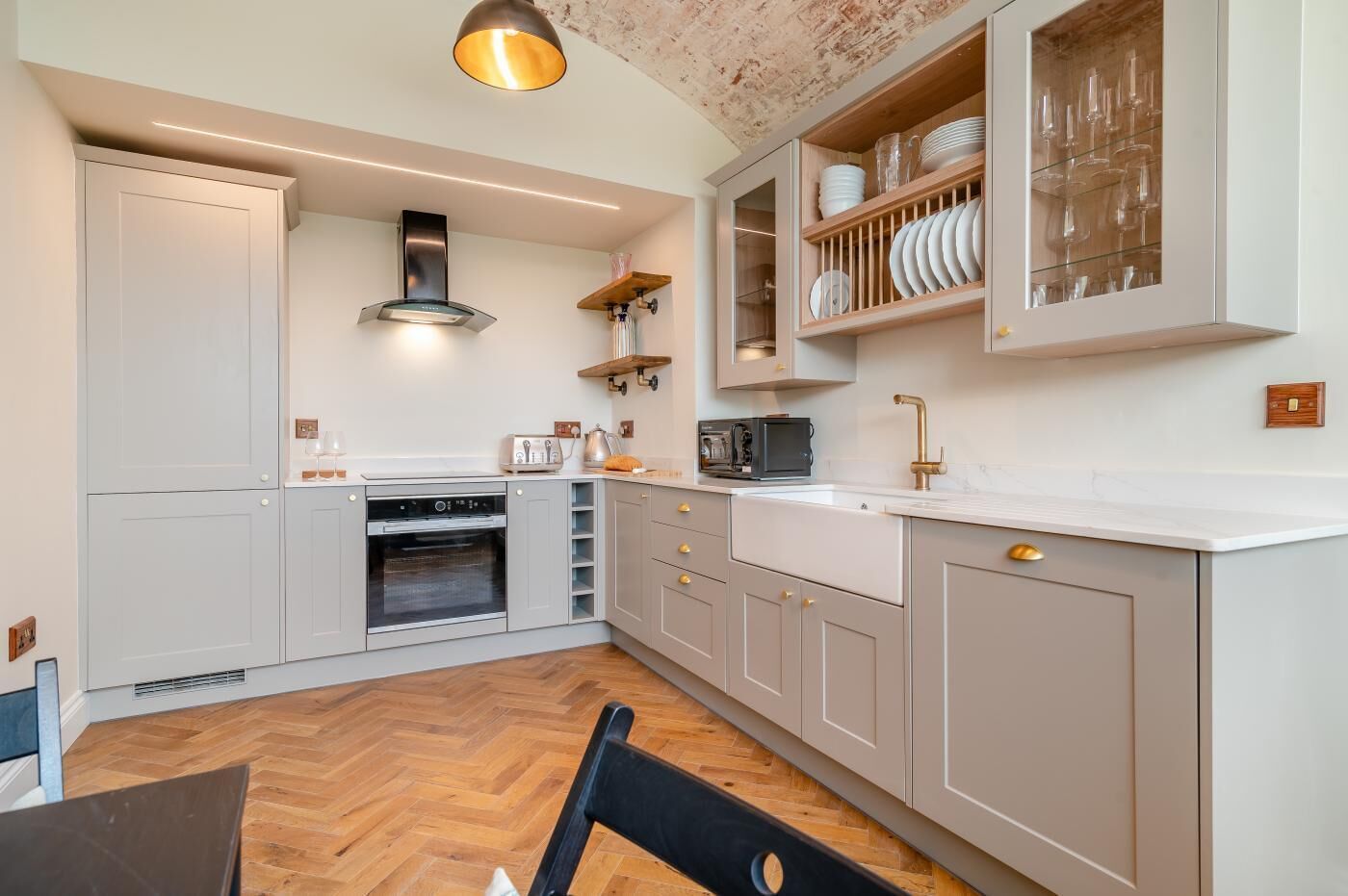 Fogão, lava-louças, talheres/pratos/utensílios de cozinha