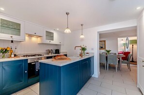 ميكروويف، فرن، غسالة أطباق، مستلزمات طهي/أطباق/أوعية