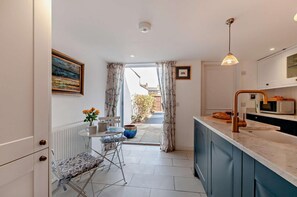 Mikrowelle, Ofen, Geschirrspüler, Kochgeschirr/Geschirr/Besteck