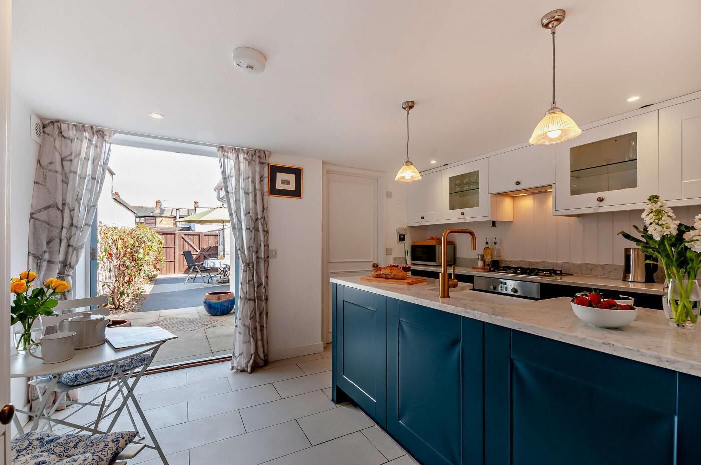 Microwave, oven, dishwasher, cookware/dishes/utensils