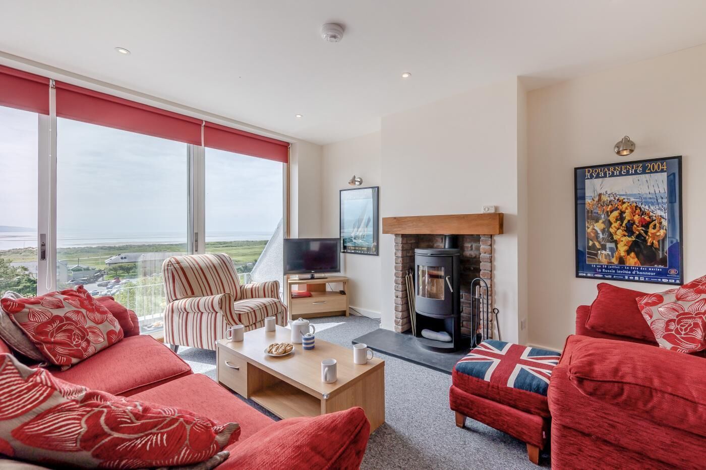 TV, fireplace
