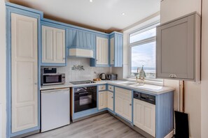 Microwave, oven, dishwasher, cookware/dishes/utensils - 3 Bed in Aberdovey (oc-v29263) (Aberdovey)