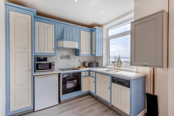 Mikrowelle, Ofen, Geschirrspüler, Kochgeschirr/Geschirr/Besteck