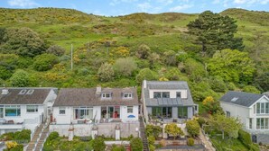 A row of modern houses with a hillside in the background. - 3 Bed in Aberdovey (oc-v29263) (Aberdovey)