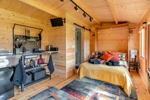 Travel crib, free WiFi, bed sheets