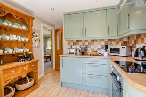 Micro-ondas, fogão, talheres/pratos/utensílios de cozinha