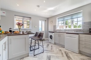 Microwave, oven, dishwasher, cookware/dishes/utensils - 2 Bed in Oxborough (oc-r29291) (Oxborough)