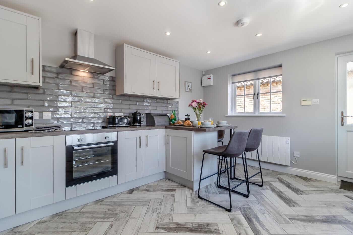 Microwave, oven, dishwasher, cookware/dishes/utensils