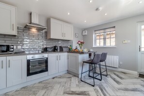 Microwave, oven, dishwasher, cookware/dishes/utensils - 2 Bed in Oxborough (oc-r29291) (Oxborough)