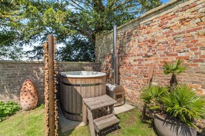Outdoor spa tub - 2 Bed in Oxborough (oc-r29291) (Oxborough)