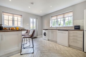 Microwave, oven, dishwasher, cookware/dishes/utensils - 2 Bed in Oxborough (oc-r29290) (Oxborough)